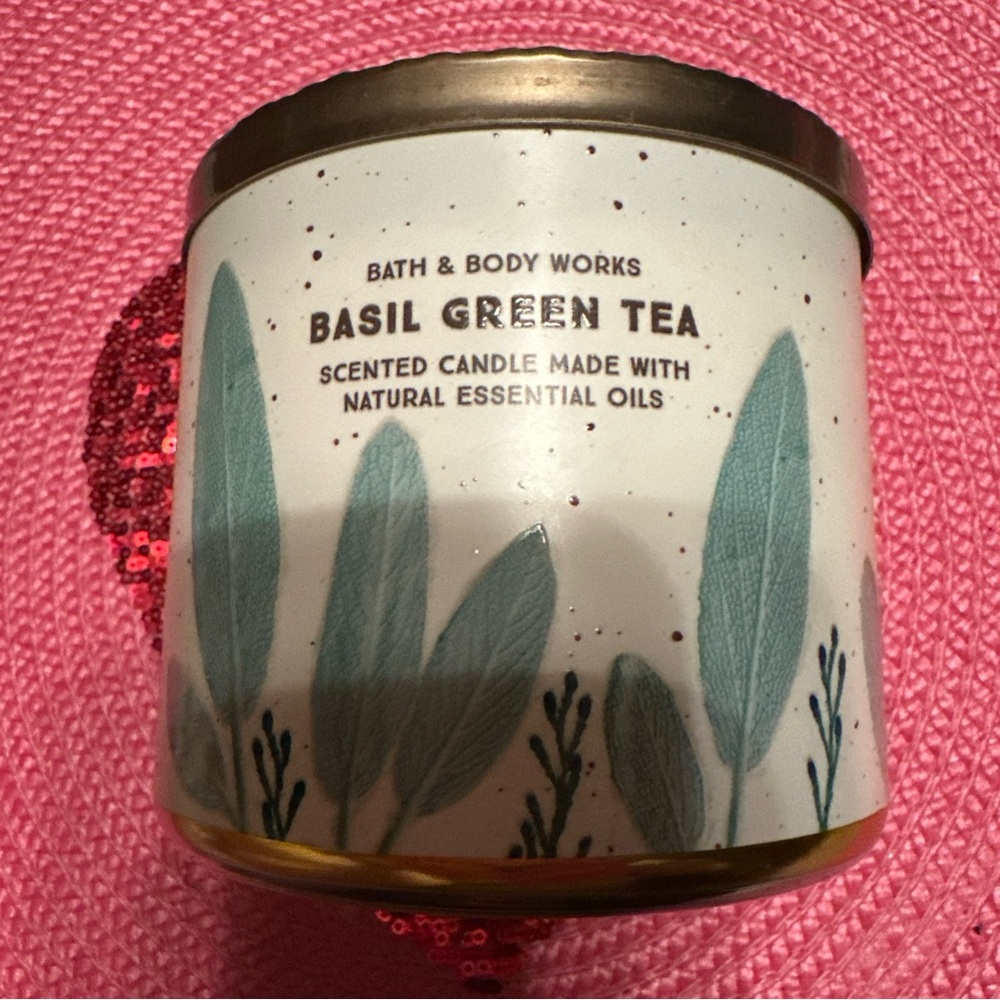 Bath & Body Works Basil Green Tea Candle with Leaf Design